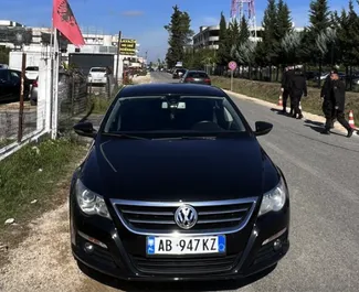 Frontansicht eines Mietwagens Volkswagen Passat-CC am Flughafen von Tirana, Albanien ✓ Auto Nr.10306. ✓ Automatisch TM ✓ 0 Bewertungen.