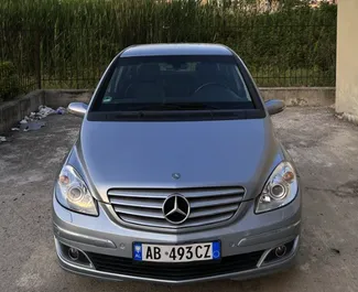 Frontansicht eines Mietwagens Mercedes-Benz B-Class am Flughafen von Tirana, Albanien ✓ Auto Nr.10302. ✓ Automatisch TM ✓ 0 Bewertungen.