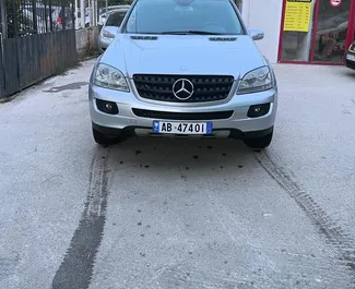 Frontansicht eines Mietwagens Mercedes-Benz ML-Class am Flughafen von Tirana, Albanien ✓ Auto Nr.10439. ✓ Automatisch TM ✓ 0 Bewertungen.