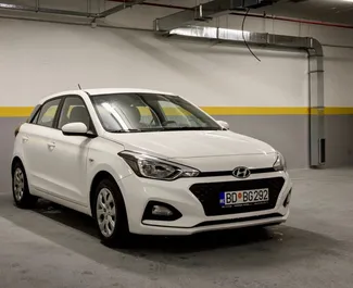 Frontansicht eines Mietwagens Hyundai i20 in Budva, Montenegro ✓ Auto Nr.10383. ✓ Automatisch TM ✓ 0 Bewertungen.