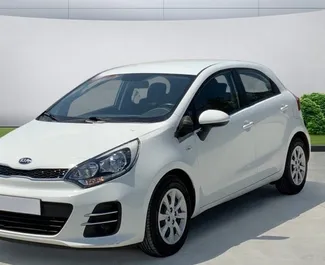 Frontansicht eines Mietwagens Kia Rio in Mytilene, Griechenland ✓ Auto Nr.10484. ✓ Schaltgetriebe TM ✓ 0 Bewertungen.