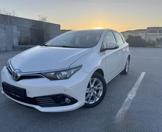 Frontansicht eines Mietwagens Toyota Auris in Mytilene, Griechenland ✓ Auto Nr.10404. ✓ Schaltgetriebe TM ✓ 0 Bewertungen.