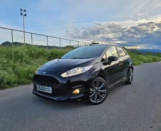 Frontansicht eines Mietwagens Ford Fiesta in Mytilene, Griechenland ✓ Auto Nr.10482. ✓ Schaltgetriebe TM ✓ 0 Bewertungen.