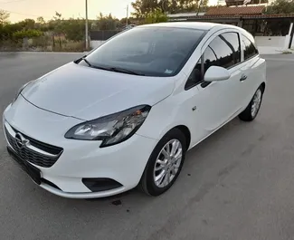 Frontansicht eines Mietwagens Opel Corsa in Mytilene, Griechenland ✓ Auto Nr.10483. ✓ Schaltgetriebe TM ✓ 0 Bewertungen.