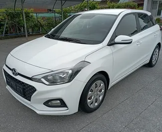 Frontansicht eines Mietwagens Hyundai i20 in Mytilene, Griechenland ✓ Auto Nr.10487. ✓ Schaltgetriebe TM ✓ 0 Bewertungen.