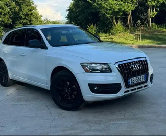 Frontansicht eines Mietwagens Audi Q5 in Tirana, Albanien ✓ Auto Nr.10423. ✓ Automatisch TM ✓ 0 Bewertungen.