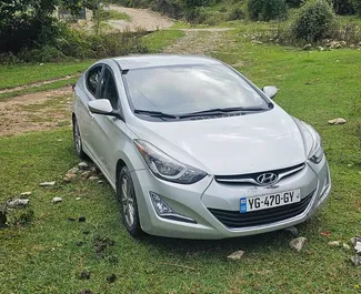 Frontansicht eines Mietwagens Hyundai Elantra am Flughafen Kutaisi, Georgien ✓ Auto Nr.7090. ✓ Automatisch TM ✓ 8 Bewertungen.