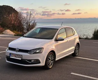 Frontansicht eines Mietwagens Volkswagen Polo in Rafailovici, Montenegro ✓ Auto Nr.1032. ✓ Schaltgetriebe TM ✓ 2 Bewertungen.