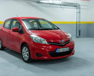 Frontansicht eines Mietwagens Toyota Yaris in Budva, Montenegro ✓ Auto Nr.10376. ✓ Automatisch TM ✓ 0 Bewertungen.