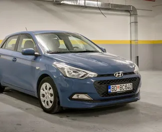 Frontansicht eines Mietwagens Hyundai i20 in Budva, Montenegro ✓ Auto Nr.10389. ✓ Automatisch TM ✓ 0 Bewertungen.