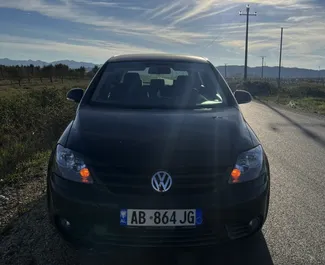 Frontansicht eines Mietwagens Volkswagen Golf Plus am Flughafen von Tirana, Albanien ✓ Auto Nr.10303. ✓ Schaltgetriebe TM ✓ 0 Bewertungen.