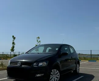 Frontansicht eines Mietwagens Volkswagen Polo in Durres, Albanien ✓ Auto Nr.10415. ✓ Schaltgetriebe TM ✓ 0 Bewertungen.