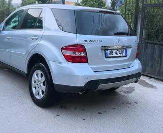 Vermietung Mercedes-Benz ML-Class. Komfort, Premium, SUV Fahrzeug zur Miete in Albanien ✓ Kaution Einzahlung von 200 EUR ✓ Versicherungsoptionen KFZ-HV, TKV, VKV Komplett.