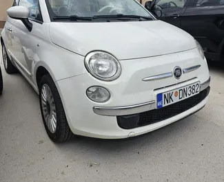 Frontansicht eines Mietwagens Fiat 500 in Niksic, Montenegro ✓ Auto Nr.10475. ✓ Schaltgetriebe TM ✓ 3 Bewertungen.