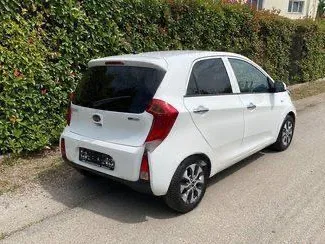 Frontansicht eines Mietwagens Kia Picanto in Mytilene, Griechenland ✓ Auto Nr.10405. ✓ Schaltgetriebe TM ✓ 0 Bewertungen.