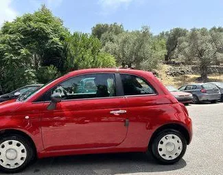 Frontansicht eines Mietwagens Fiat 500 in Mytilene, Griechenland ✓ Auto Nr.10395. ✓ Schaltgetriebe TM ✓ 0 Bewertungen.