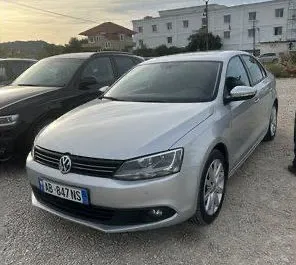 Frontansicht eines Mietwagens Volkswagen Jetta am Flughafen von Tirana, Albanien ✓ Auto Nr.10464. ✓ Automatisch TM ✓ 0 Bewertungen.