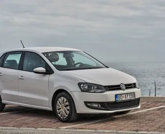 Frontansicht eines Mietwagens Volkswagen Polo in Budva, Montenegro ✓ Auto Nr.10480. ✓ Automatisch TM ✓ 1 Bewertungen.