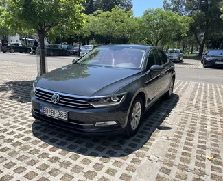 Frontansicht eines Mietwagens Volkswagen Passat in Budva, Montenegro ✓ Auto Nr.10393. ✓ Automatisch TM ✓ 0 Bewertungen.