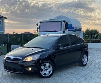 Frontansicht eines Mietwagens Ford Focus am Flughafen von Tirana, Albanien ✓ Auto Nr.10467. ✓ Schaltgetriebe TM ✓ 0 Bewertungen.