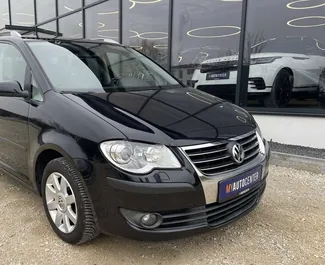 Frontansicht eines Mietwagens Volkswagen Touran in Tirana, Albanien ✓ Auto Nr.10498. ✓ Automatisch TM ✓ 0 Bewertungen.