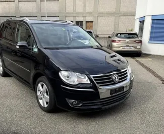 Frontansicht eines Mietwagens Volkswagen Touran in Tirana, Albanien ✓ Auto Nr.10497. ✓ Automatisch TM ✓ 0 Bewertungen.