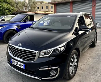 Frontansicht eines Mietwagens Kia Carnival am Flughafen von Tirana, Albanien ✓ Auto Nr.10448. ✓ Automatisch TM ✓ 0 Bewertungen.