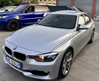 Frontansicht eines Mietwagens BMW 320d am Flughafen von Tirana, Albanien ✓ Auto Nr.10447. ✓ Automatisch TM ✓ 0 Bewertungen.