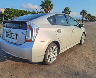 Mietwagen Toyota Prius 2014 in Georgien, mit Hybride-Kraftstoff und 136 PS ➤ Ab 65 GEL pro Tag.