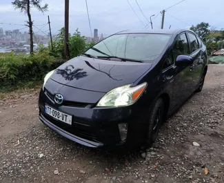 Frontansicht eines Mietwagens Toyota Prius in Batumi, Georgien ✓ Auto Nr.9246. ✓ Automatisch TM ✓ 0 Bewertungen.