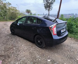 Mietwagen Toyota Prius 2013 in Georgien, mit Hybride-Kraftstoff und 136 PS ➤ Ab 65 GEL pro Tag.