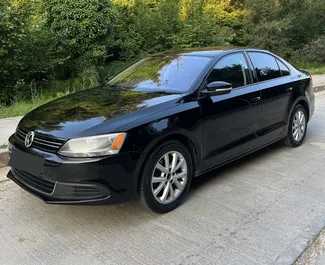 Frontansicht eines Mietwagens Volkswagen Jetta in Tirana, Albanien ✓ Auto Nr.10417. ✓ Automatisch TM ✓ 0 Bewertungen.