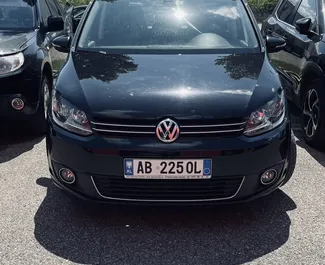 Frontansicht eines Mietwagens Volkswagen Touran in Tirana, Albanien ✓ Auto Nr.10500. ✓ Automatisch TM ✓ 0 Bewertungen.