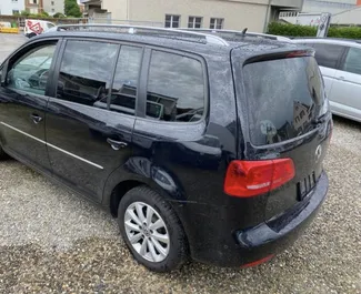 Vermietung Volkswagen Touran. Komfort, Minivan Fahrzeug zur Miete in Albanien ✓ Kaution Einzahlung von 200 EUR ✓ Versicherungsoptionen KFZ-HV, TKV, Ausland.