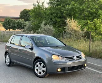 Frontansicht eines Mietwagens Volkswagen Golf 5 am Flughafen von Tirana, Albanien ✓ Auto Nr.10468. ✓ Automatisch TM ✓ 0 Bewertungen.