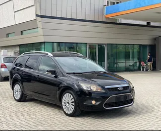 Frontansicht eines Mietwagens Ford Focus SW am Flughafen von Tirana, Albanien ✓ Auto Nr.10466. ✓ Schaltgetriebe TM ✓ 1 Bewertungen.