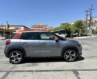 Frontansicht eines Mietwagens Citroen C3 Aircross in Mytilene, Griechenland ✓ Auto Nr.10457. ✓ Automatisch TM ✓ 0 Bewertungen.