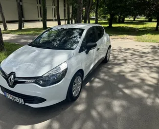 Frontansicht eines Mietwagens Renault Clio 4 in Budva, Montenegro ✓ Auto Nr.10406. ✓ Schaltgetriebe TM ✓ 0 Bewertungen.