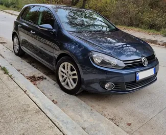 Frontansicht eines Mietwagens Volkswagen Golf 6 in Tirana, Albanien ✓ Auto Nr.10427. ✓ Automatisch TM ✓ 0 Bewertungen.