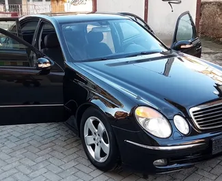 Frontansicht eines Mietwagens Mercedes-Benz E-Class in Durres, Albanien ✓ Auto Nr.10298. ✓ Automatisch TM ✓ 0 Bewertungen.