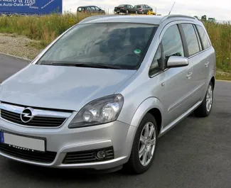 Frontansicht eines Mietwagens Opel Zafira in Durres, Albanien ✓ Auto Nr.10299. ✓ Schaltgetriebe TM ✓ 0 Bewertungen.