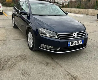 Frontansicht eines Mietwagens Volkswagen Passat Variant in Tirana, Albanien ✓ Auto Nr.10419. ✓ Automatisch TM ✓ 0 Bewertungen.