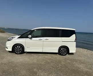 Frontansicht eines Mietwagens Nissan Serena in Larnaca, Zypern ✓ Auto Nr.10321. ✓ Automatisch TM ✓ 0 Bewertungen.