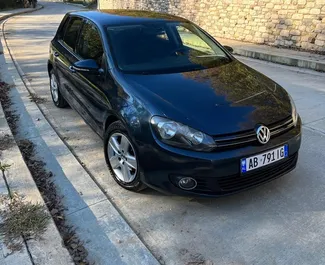 Frontansicht eines Mietwagens Volkswagen Golf 6 in Tirana, Albanien ✓ Auto Nr.10425. ✓ Automatisch TM ✓ 0 Bewertungen.