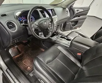 Benzin 3,5L Motor von Nissan Pathfinder 2015 zur Miete in Batumi.