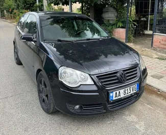 Frontansicht eines Mietwagens Volkswagen Polo in Tirana, Albanien ✓ Auto Nr.10489. ✓ Schaltgetriebe TM ✓ 0 Bewertungen.