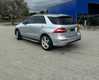 Frontansicht eines Mietwagens Mercedes-Benz ML350 am Flughafen von Tirana, Albanien ✓ Auto Nr.10469. ✓ Automatisch TM ✓ 0 Bewertungen.