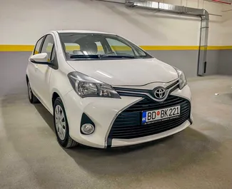 Frontansicht eines Mietwagens Toyota Yaris in Budva, Montenegro ✓ Auto Nr.10377. ✓ Automatisch TM ✓ 0 Bewertungen.