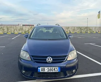 Frontansicht eines Mietwagens Volkswagen Golf Plus am Flughafen von Tirana, Albanien ✓ Auto Nr.10305. ✓ Schaltgetriebe TM ✓ 0 Bewertungen.