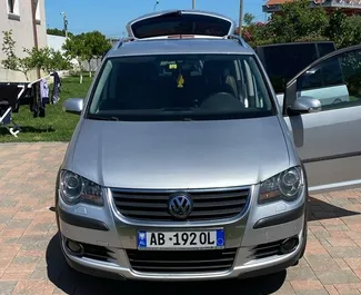 Frontansicht eines Mietwagens Volkswagen Touran in Tirana, Albanien ✓ Auto Nr.10499. ✓ Automatisch TM ✓ 0 Bewertungen.